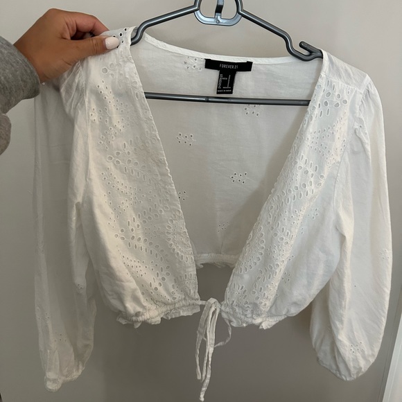 cropped light weight v neck top. so cute and comfy - Picture 1 of 2